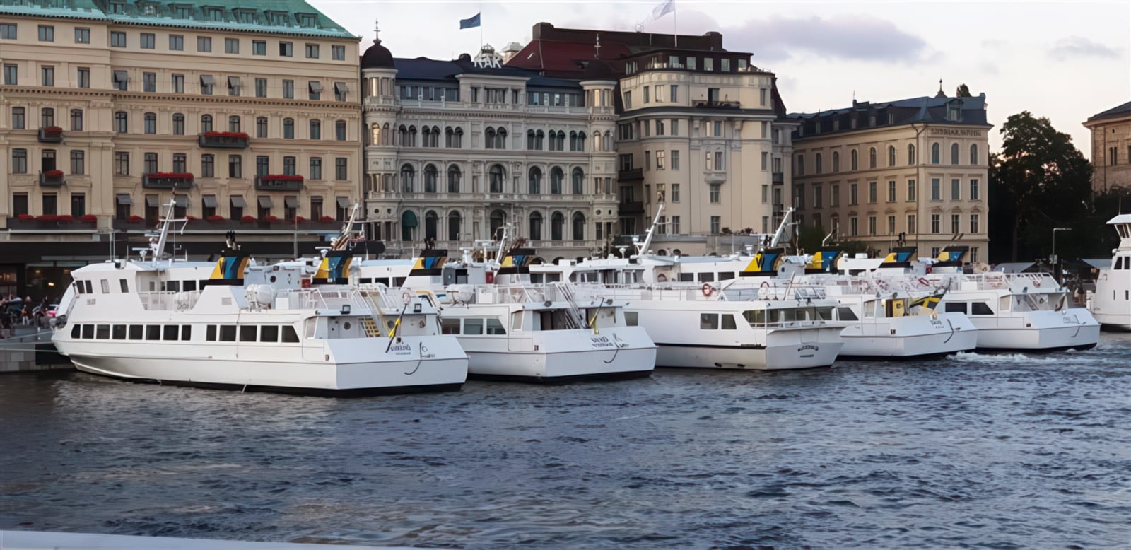 V-båtar förtöjda i Stockholm i skymningen